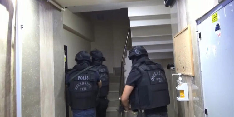 İstanbul'da DEAŞ ve El Kaide için para toplayan 6 kişi yakalandı