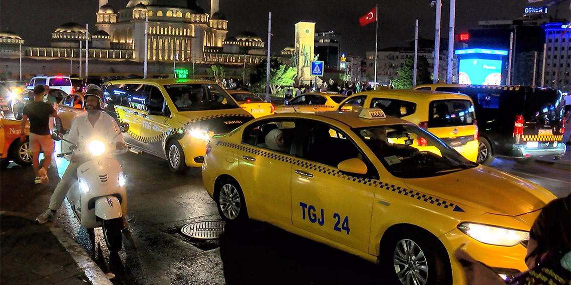 Taksilerde yeni ücret tarifesi 14 Ağustos itibarıyla uygulanmaya başladı. UKOME'nin 8 Ağustos'taki kararıyla indi-bindi ücreti 70 TL, açılış ücreti 19.17 TL, kilometre başı ücret ise 13.75 TL oldu.