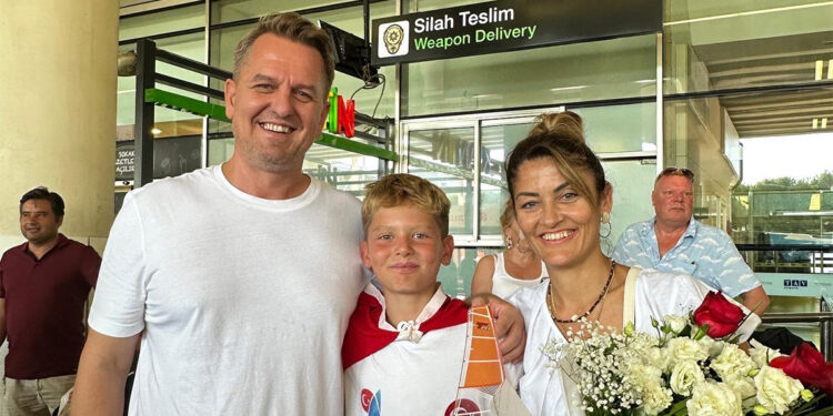 İzmirli sörfçü Sarp Şarlı'dan büyük gurur