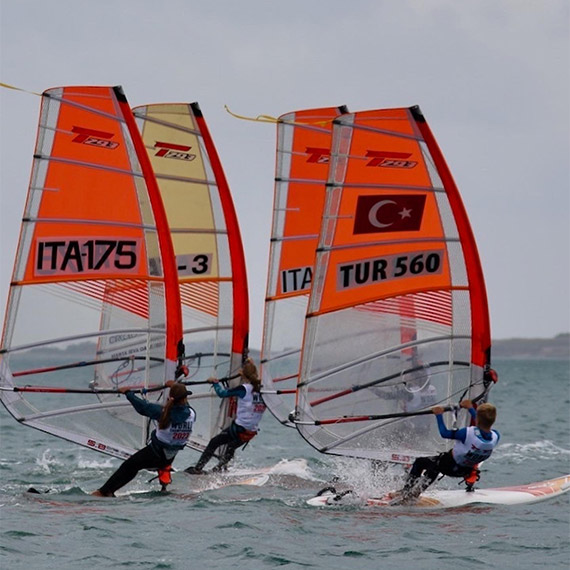 İzmirli sörfçü Sarp Şarlı'dan büyük gurur