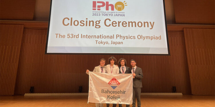 Uluslararası Fizik Olimpiyatı'ndan madalyalarla döndüler