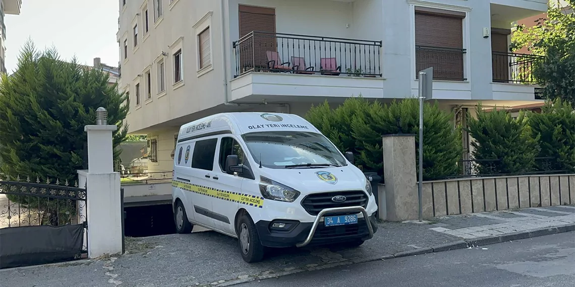 Kadıköy'de 3 katlı binada çıkan yangında balkonda mahsur kalan çift kendini boşluğa bıraktı. Olayda, hatice arslan hayatını kaybederken, i̇bb eski daire başkanı cemil arslan ve kızı şeyma arslan yaralandı.