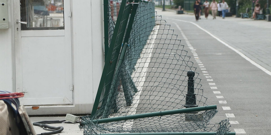 Kadıköy’de Su Ürünleri Kooperatifi, balıkçı teknelerinin güvenliğini sağlamak amacıyla kiracısı oldukları işletmenin kıyısındaki çitleri yükseltti.