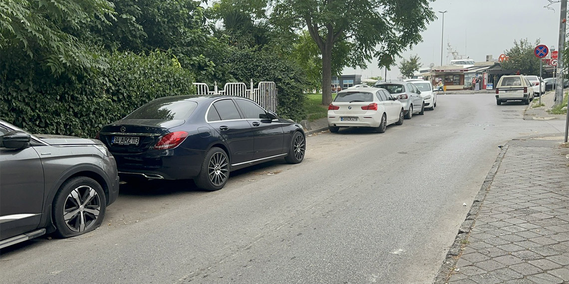 Kadıköy'de çok sayıda otomobilin lastiği patlatıldı