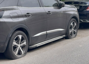 Kadıköy'de çok sayıda otomobilin lastiği patlatıldı