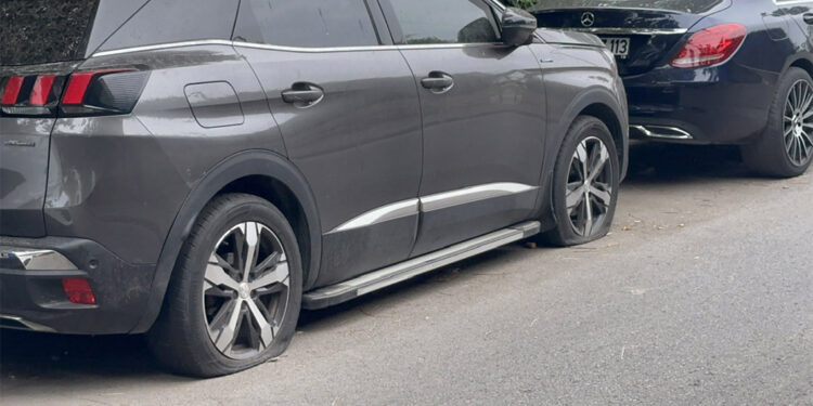 Kadıköy'de çok sayıda otomobilin lastiği patlatıldı