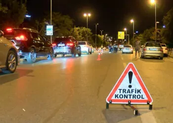 Kadıköy'de kurallara uymayan sürücülere ceza yağdı