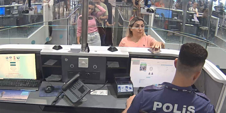 Kadın yolcunun iç çamaşırından pırlanta çıktı