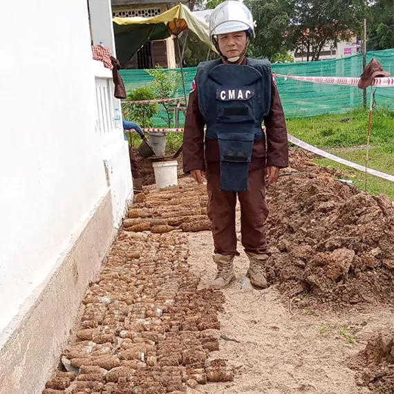 Kamboçya'da okul bahçesinde binlerce mühimmat bulundu