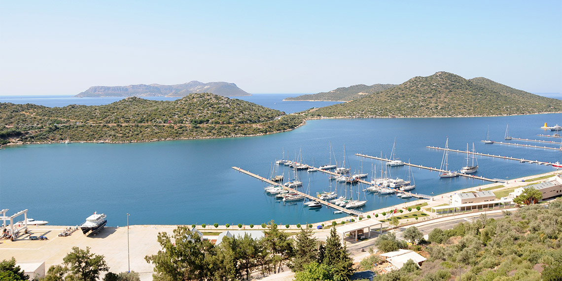 Antalya'nın doğal güzellikleriyle öne çıkan Kaş Yat Limanı'nda otel, SPA merkezi ve ticari alanların genişletilmesine yönelik imar planı değişikliği, Antalya Büyükşehir Belediyesi Meclisi'nde reddedildi.