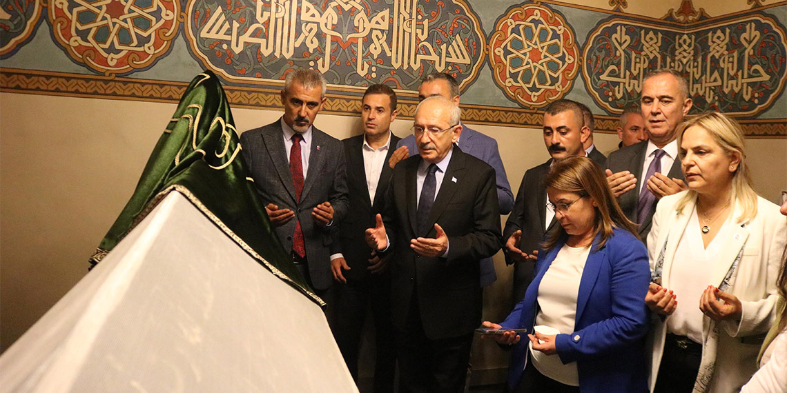 CHP Genel Başkanı Kemal Kılıçdaroğlu, "Bir zamanlar bilimin, felsefenin açıkça tartışıldığı, düşünce özgürlüğünün çok geniş olduğu koca bir coğrafyada, bugün insanlar düşünceleri yüzünden işkence görüyor" dedi.