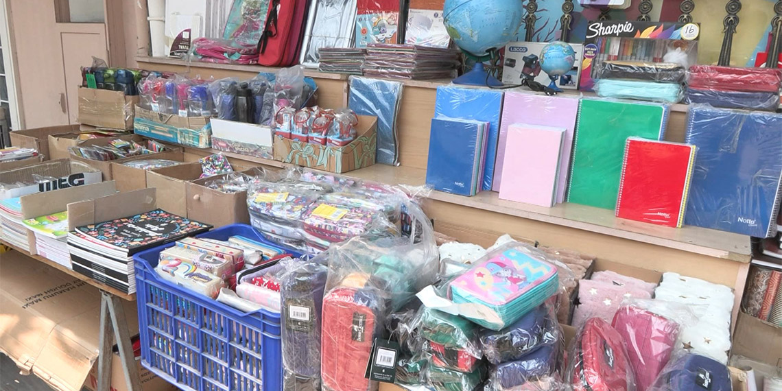 Okulların açılmasına sayılı günler kala velilerin de kırtasiye alışverişi telaşı başladı. Uygun alışveriş yapabilmek için Fatih Tahtakale’ye gelenler umduğunu bulamadı.