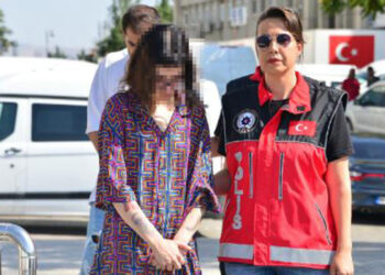 Kocatepe Camisi'nde fotoğraf çekimi yapan 2 kişi serbest