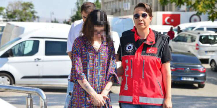 Kocatepe Camisi'nde fotoğraf çekimi yapan 2 kişi serbest