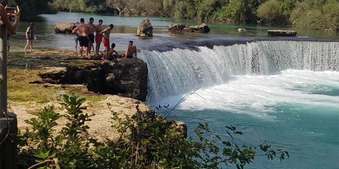 Manavgat şelalesi'ne tehlikeli atlayış