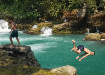 Manavgat Şelalesi'ne tehlikeli atlayış