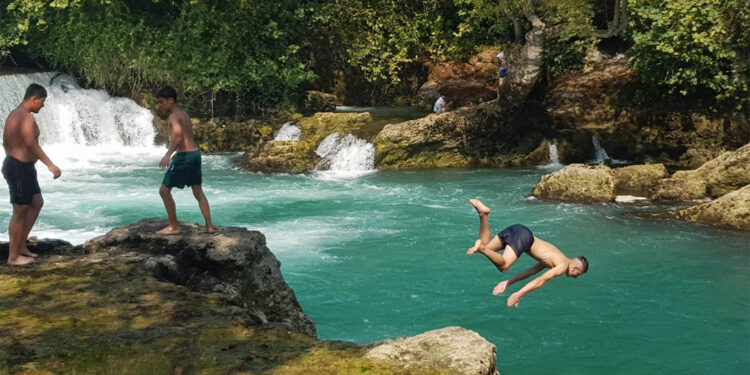 Manavgat Şelalesi'ne tehlikeli atlayış
