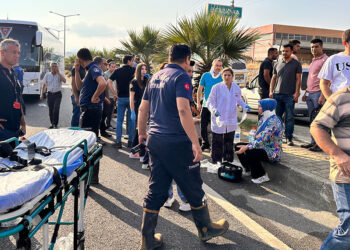 Manisa'da işçi servis midibüsü devrildi; 25 yaralı