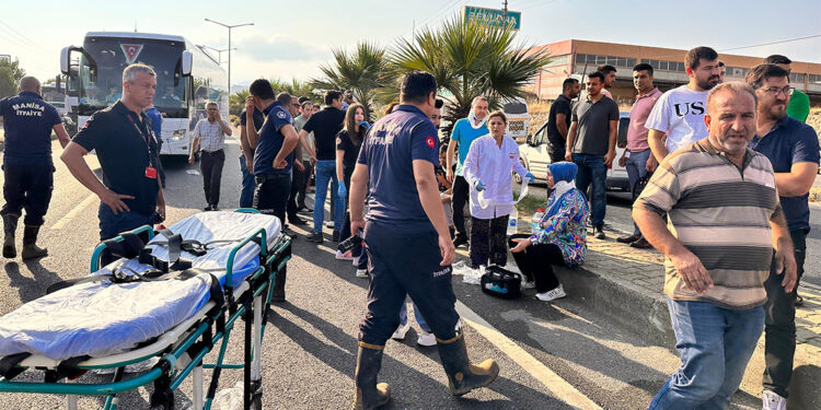 Manisa'da işçi servis midibüsü devrildi; 25 yaralı