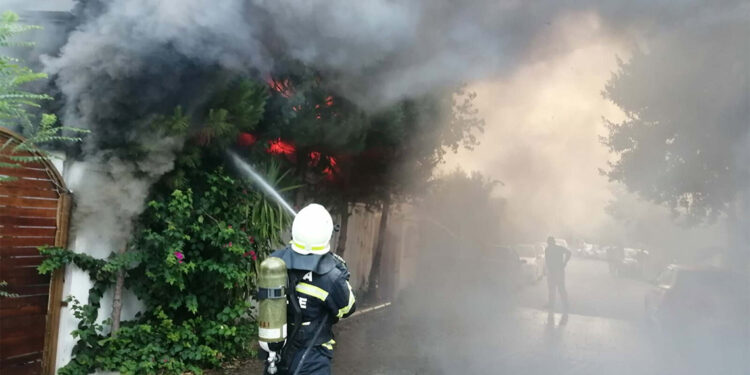 Otelin bahçesindeki yangın, paniğe neden oldu