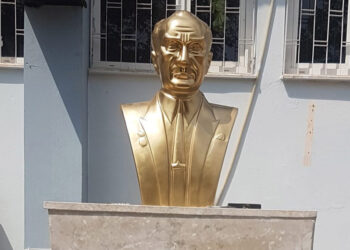 Atatürk büstüne balyozla saldırı