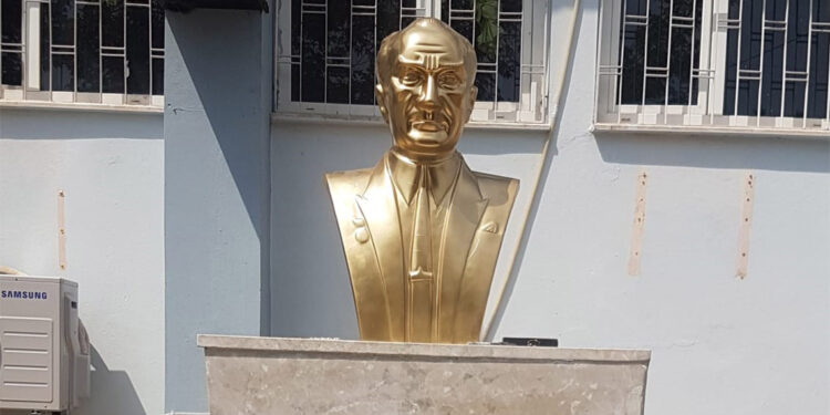 Atatürk büstüne balyozla saldırı
