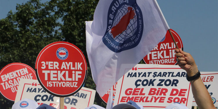 Çalışma ve Sosyal Güvenlik Bakanlığı önünde eylem