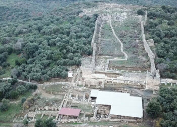 Metropolis Antik Kenti'ndeki kazılarda 2 bin yıllık yazıt bulundu