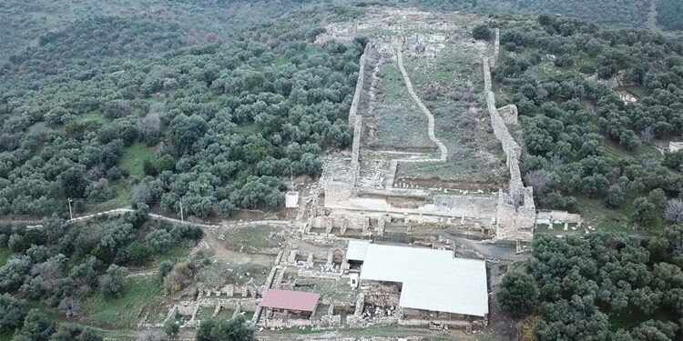 Metropolis Antik Kenti'ndeki kazılarda 2 bin yıllık yazıt bulundu