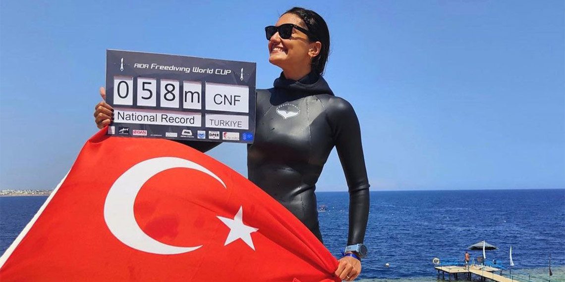 Serbest Dalış Dünya Kupası'nın 5. gününde milli sporcu Yağmur Ergün, sabit ağırlık paletsiz disiplinde 58 metrelik performansıyla Türkiye rekorunun sahibi oldu.
