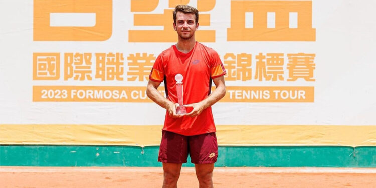 Ali Ataman set kaybetmeden şampiyonluğa ulaştı