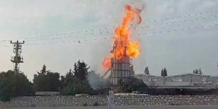 Mobilya fabrikasında patlama kameraya yansıdı