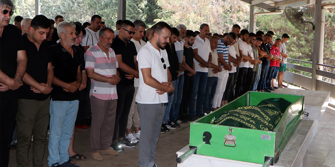 Adana'da motosiklet paylaşımlarıyla sosyal medya fenomeni olan ve dün trafik kazasında hayatını kaybeden Burak Can Taşan (23), gözyaşlarıyla son yolculuğuna uğurlandı.