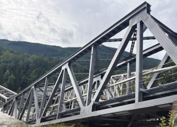 Hans fırtınası demiryolu köprüsünü çökertti