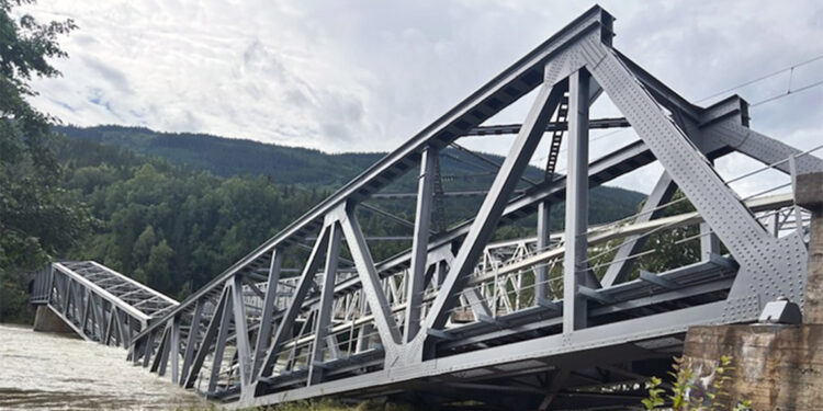 Hans fırtınası demiryolu köprüsünü çökertti