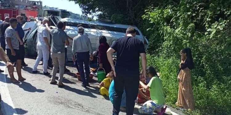 Ordu'da tarım işçilerini taşıyan minibüs ile otomobil çarpıştı