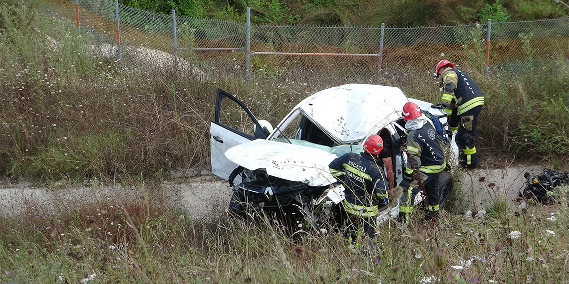 Otomobil 100 metreden yuvarlandı; sürücü ve 2 oğlu öldü
