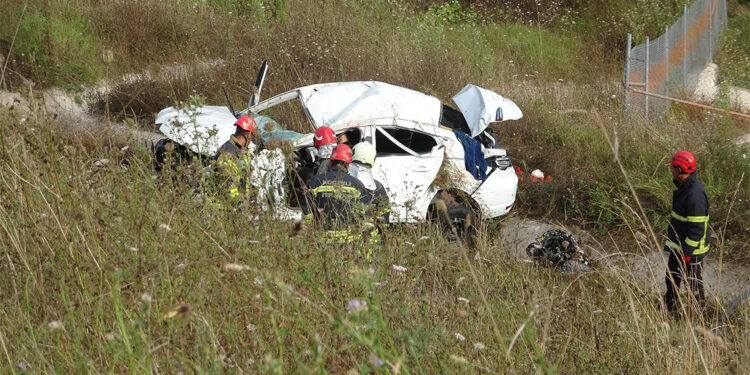 Otomobil 100 metreden yuvarlandı; sürücü ve 2 oğlu öldü