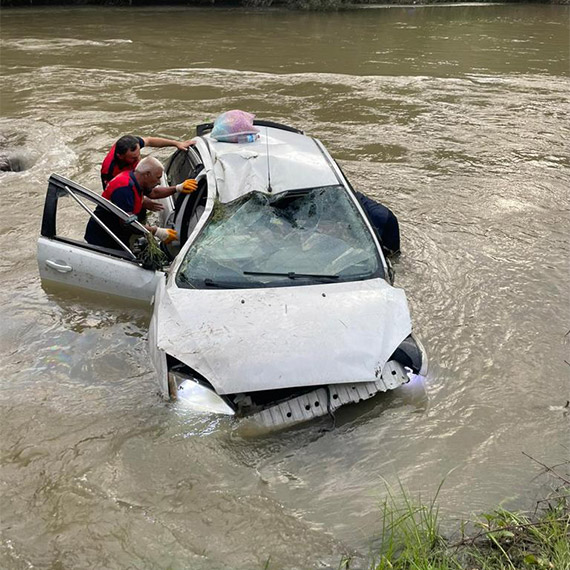 Yeşilırmak Nehri'ne düşen otomobilde 5 kişi yaralandı