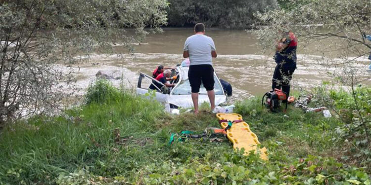 Yeşilırmak Nehri'ne düşen otomobilde 5 kişi yaralandı
