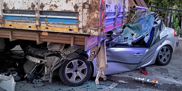 Otomobil yol kenarında park halindeki TIR'a çarptı: 4 ölü