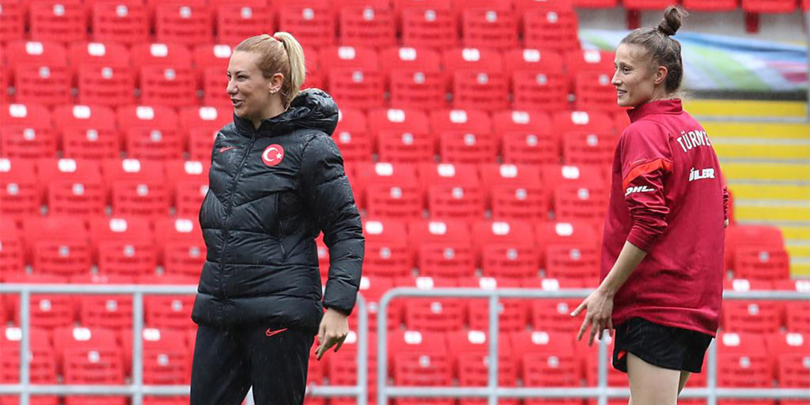 A Milli Kadın Futbol Takımı Teknik Direktörü Necla Güngör Kıragası, "Bizim en büyük hedefimiz Uluslar Ligi’nde C Ligi'nden B Ligi'ne çıkarak sıralamamızı yükseltmek ve Türkiye’deki kadınlara bu işi yapabileceğimizi göstermek. Resmi maçlarımızda tüm taraftarımızı yanımızda istiyoruz" dedi.