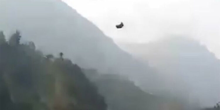 8 kişi, halatı kopan teleferikte mahsur kaldı