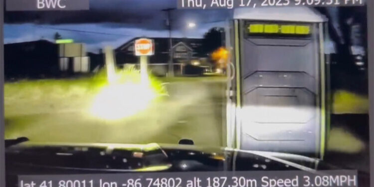 Polis seyyar tuvalet kabinini kovaladı