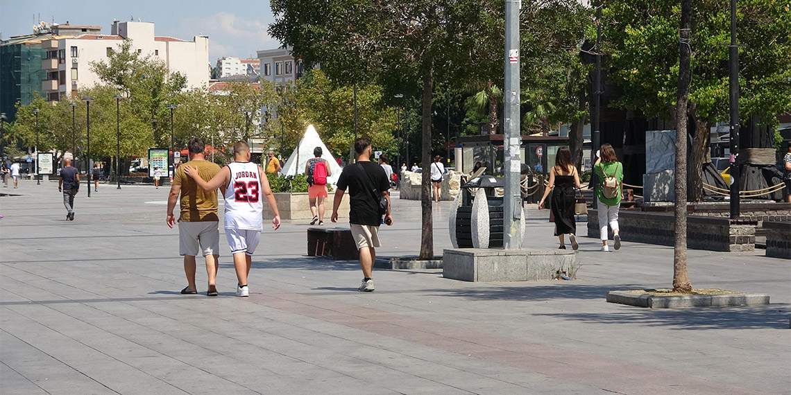 İzmir Katip Çelebi Üniversitesi'nden Prof. Dr. Alper Şener, İngiltere'de Covid-19'un Omicron varyantının alt türevi olan Eris'e (EG.5.1) ilişkin, "Türkiye için olağanüstü bir durum olduğunu düşünmüyorum. Zikredilen Omicron varyantı nedeniyle Türkiye için bir vaka, yoğun bakım ve hastaneye yatış sayısında artış olacağını düşünmüyorum" dedi.
