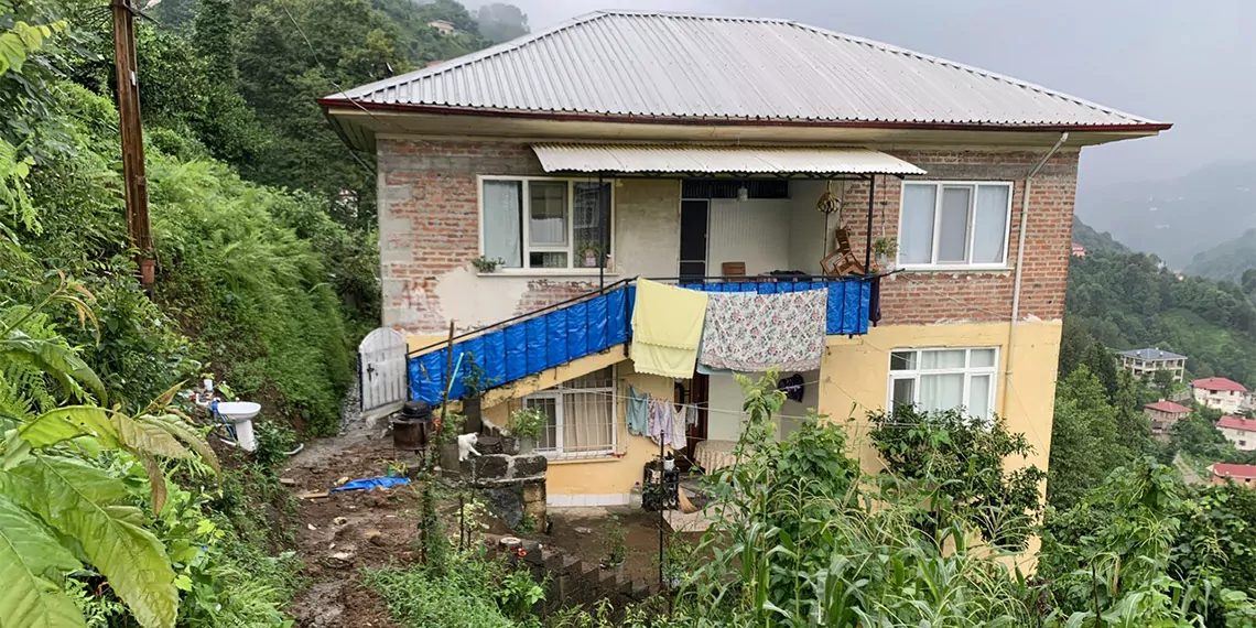 Rize'de heyelan sonrası tedbir amaçlı boşaltılan 3 katlı bina ile bitişindeki müstakil evin olduğu bölgede, hasar tespit çalışması başlatıldı.