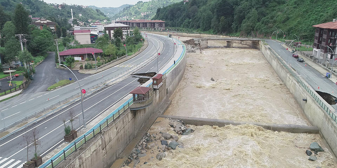 Güneysu-Rize kara yolu çöktü