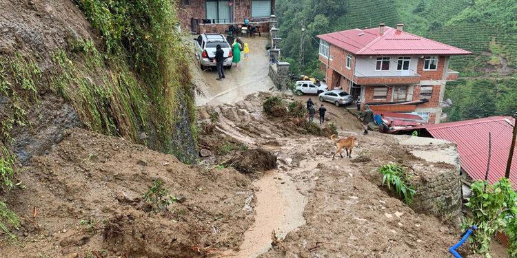 Rize'de sağanak sel ve heyelana neden oldu