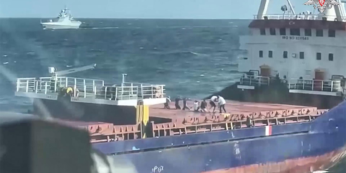 Kuru yük gemisi Sukru Okan'a baskın kamerada