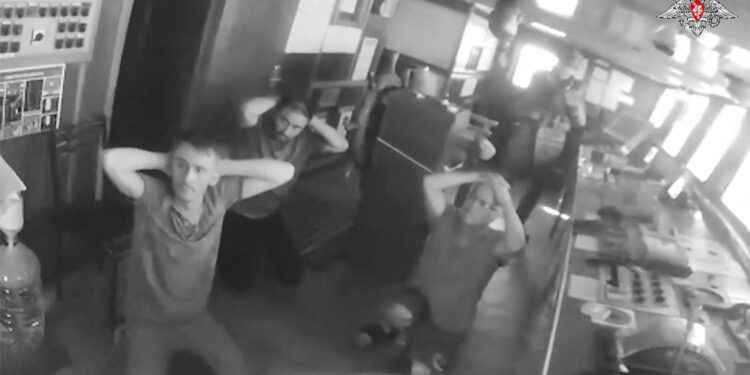 Kuru yük gemisi Sukru Okan'a baskın kamerada